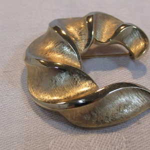 CROWN TRIFARI Zweifarbige Gold Swirl Brosche
