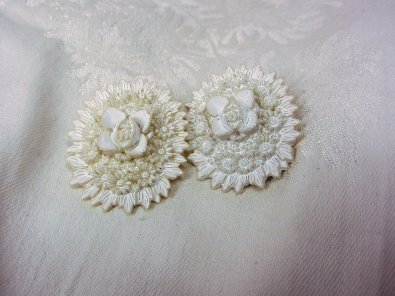 Vintage White Floral Thermoset Necklace with Matching Clip Earrings