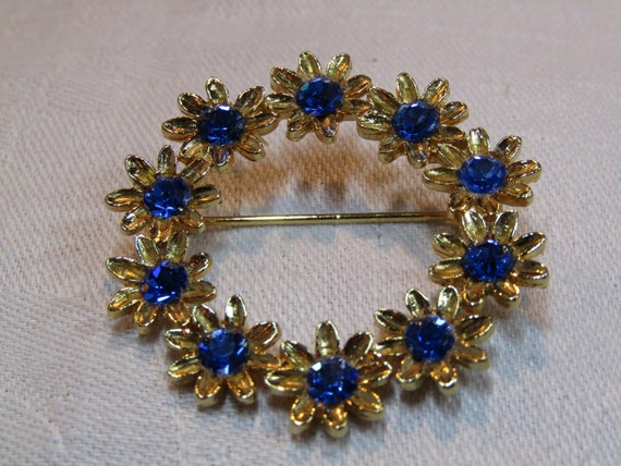 Vintage Gold Tone and Blue Rhinestone Daisy Wreat… - image 1