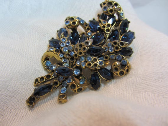 Vintage Hollycraft set of Floral Brooches - image 6