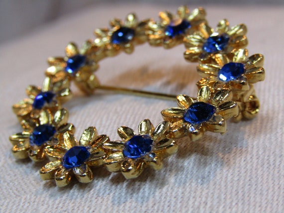 Vintage Gold Tone and Blue Rhinestone Daisy Wreat… - image 2