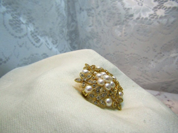 Pearl, Rhinestone and Gold Tone Flower Brooch/Pen… - image 3