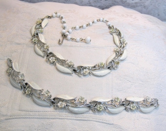 Vintage LISNER zilverkleurige en wit geëmailleerde sieradenset - chokerketting en armband