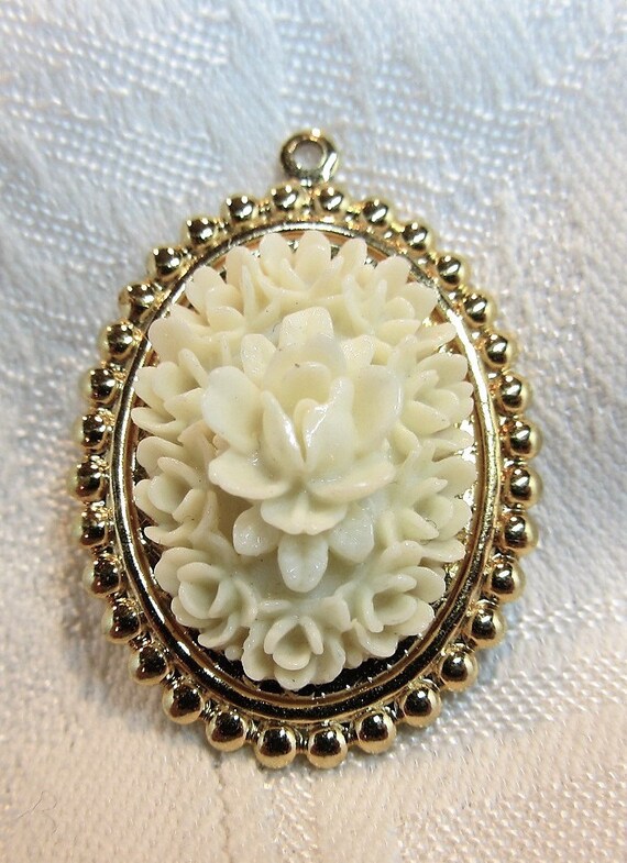 Vintage Celluloid Rose Mold Cabochon on Gold Tone