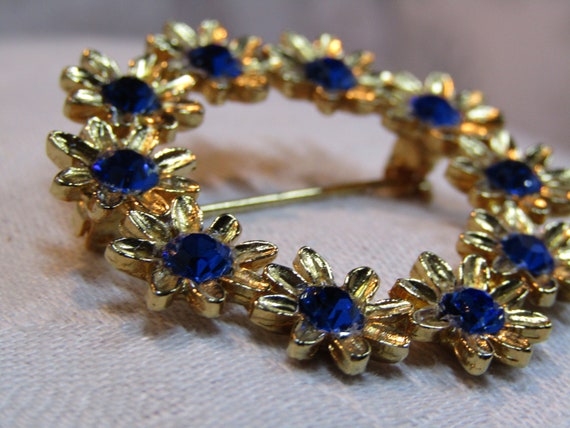 Vintage Gold Tone and Blue Rhinestone Daisy Wreat… - image 3