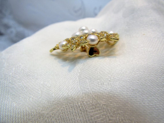 Pearl, Rhinestone and Gold Tone Flower Brooch/Pen… - image 6