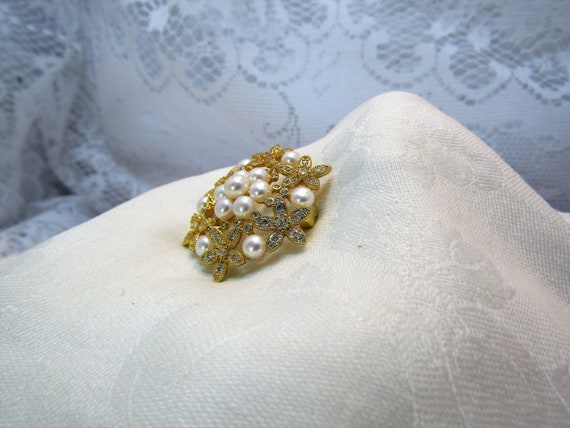 Pearl, Rhinestone and Gold Tone Flower Brooch/Pen… - image 2