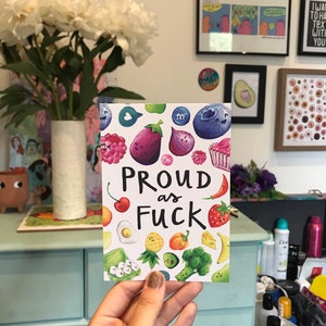 Orgulloso como la m*erda: postal de San Valentín, cumpleaños, aniversario, amistad, homosexualidad y felicitaciones del orgullo LGBTQ+ (impresión A6)