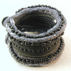 black beaded spool bracelet size M 2515