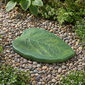 Large Green Leaf Stepping Stone: Handcrafted Concrete Garden Path Decor