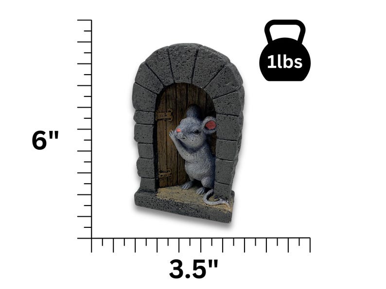 Op de afbeelding: Een grijs hars beeldje van een muis die uit een kleine stenen boog met een houten deur kijkt. Het beeldje is 15 cm hoog en 9 cm breed en weegt 450 gram.