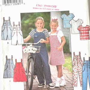 Puede incluir: Patrón de costura Simplicity 7625 para tallas 12, 14 y 16. El sobre presenta ilustraciones de petos, vestidos de tirantes y camisetas en varios patrones y colores, incluyendo mezclilla, cuadros vichy rojos y rayas azules.