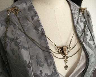 Labradorit Broschenkette ~ Fantasy Ausschnittschmuck mit Blättern ~ Cape Chain Bronze