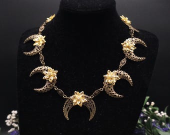 Bronzene Mond Halskette ~ 2 in 1 Halsschmuck & Kopfschmuck ~ Fantasy Choker mit Kristallblumen ~ Größenverstellbar