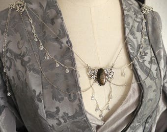 Labradorit Broschenkette ~ Fantasy Ausschnittschmuck mit Kristallketten~ Cape Chain ~