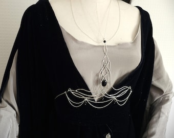 Bodychain "Elyráe" ~ Fantasy Unterbrust-Schmuck aus versilbertem Draht ~ Blaufluss-Cabochon und Perlen ~ Größenverstellbar