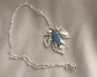 Halskette mit Blattanhänger, Fantasy Collier, blauer Labradorit