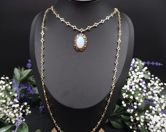 Goldfarbene Renaissance / Jugendstil Halskette mit Opalith Cabochon – Tudor-inspiriertes Collier, größenverstellbar
