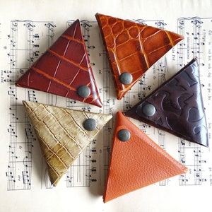 Monedero triangular de cuero, pequeño monedero de cuero repujado, minimonedero, estuche para auriculares, monedero de cuero, monedero para hombres y mujeres
