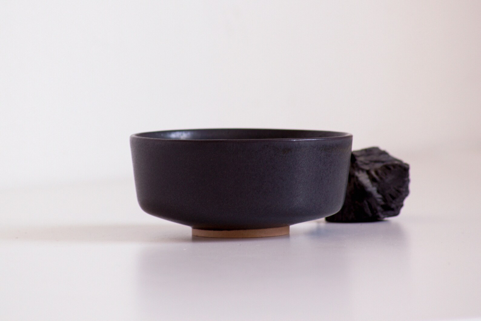 Peri. Moderne schwarze KohleGlasur Keramik Schale im | Etsy