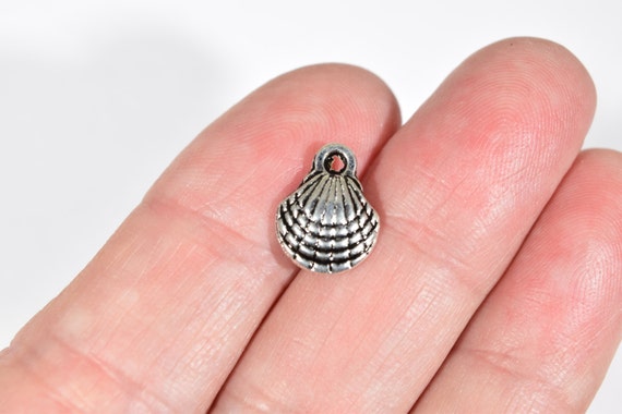 6 Shell charms antique silver tone FF162