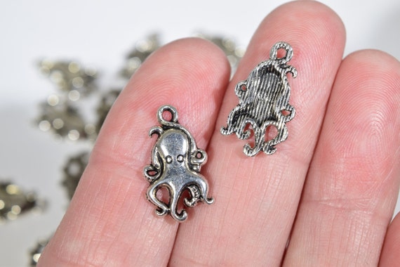 6 Octopus charms antique silver tone FF365