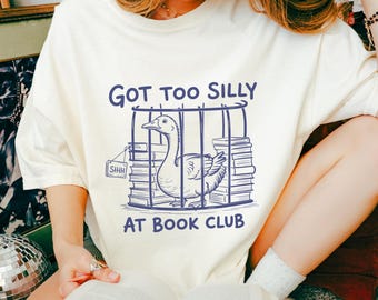 Camiseta "Got Too Silly" (Fiquei Muito Bobo) - Presente Engraçado com Ganso - Camiseta "Silly Goose" (Ganso Bobo) - Camiseta Estética de Meme para Clube do Livro - Camiseta "On the Loose" (À Solta) - Camiseta para Amantes de Gansos - Ideal para Professores e Leitores
