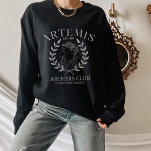Sudadera de la mitología de Artemisa: Camiseta de la diosa griega de la academia oscura imagen 1