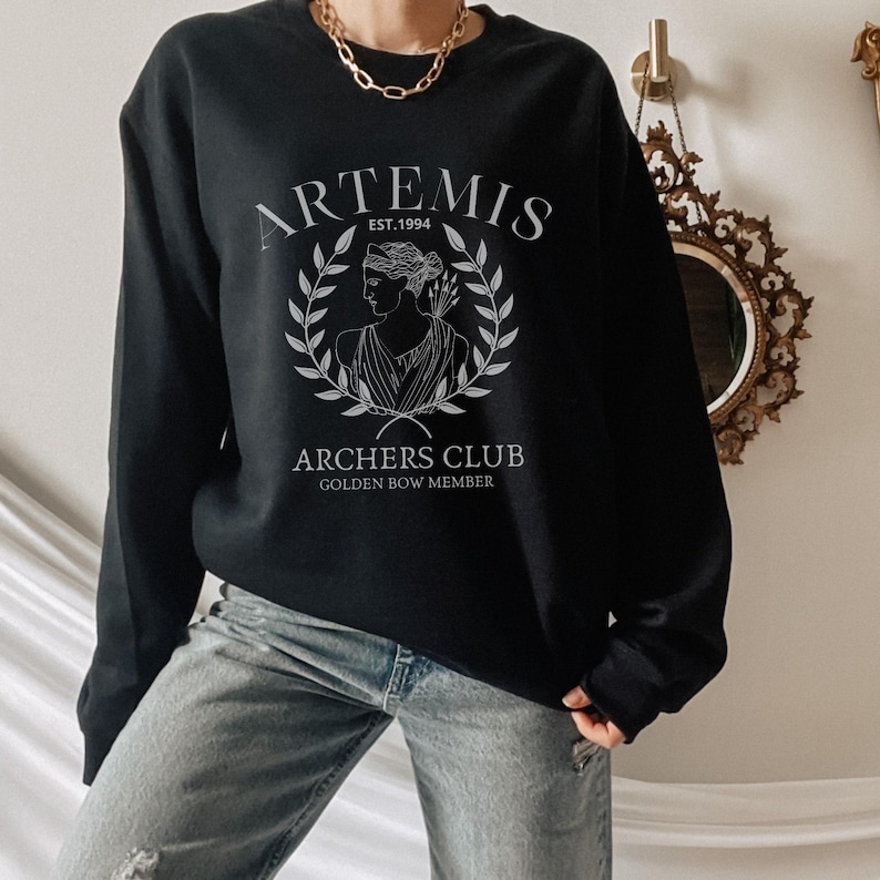 Sudadera de la mitología de Artemisa: Camiseta de la diosa griega de la academia oscura imagen 1