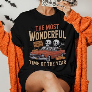 Skelettbokhandel Halloween-t-shirt: Komfortfärger Läsar-t-shirt