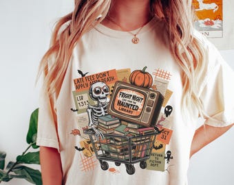 Haunted Bibliothek Comfort Farben T-Shirt: Gruseliges Buch-Liebhaber-Halloween-Shirt