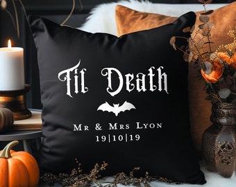 Housse de coussin cadeau de mariage gothique Til Death avec noms de famille et date du mariage | Décoration gothique | Halloween | Cadeau de mariage | Anniversaire | Jeunes mariés