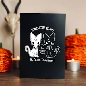 Felicitaciones a la pareja Purrrfect por su compromiso / gótico / lindos gatitos espeluznantes / tarjeta de felicitación