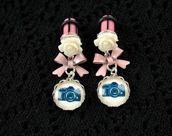Pretty camera and flower plugs gauges 6mm 2G stretched ears dangles