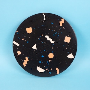 Handgjord rund terrazzobordsskiva: Geometrisk accent i Memphis-stil