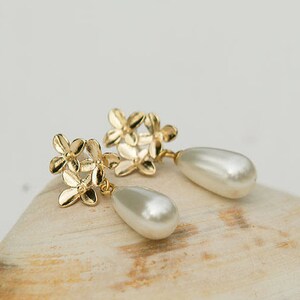Dangle Gold Pearl Earrings, Bridal Drop Pearl Earrings, Bridesmaid Earring, Bridal Studs Pearl Earrings, Bridal Earrings Bridesmaid Earrings