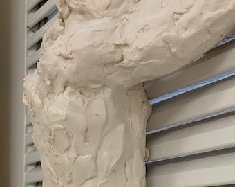 Escultura de gres de un hombre reclinado hecha a mano - Arte de pared/mesa