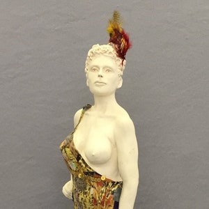 Escultura de Femme Fatale en gres decoupage, arte original hecho a mano