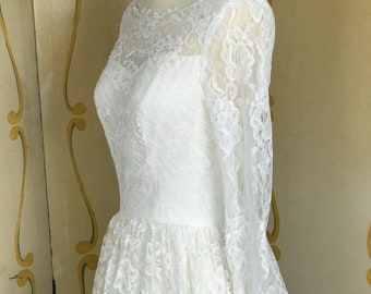 1950s Vintage Tiered Chantilly Lace and Tulle Wedding Dress with Matching Juliet Cap Veil / 1950's Bridal Gown / Vintage