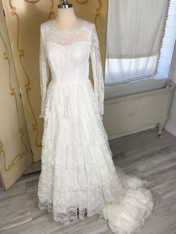 1950s Vintage Tiered Chantilly Lace and Tulle Wedd