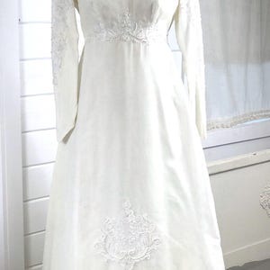 1960s Custom-Made Vintage Wedding Dress / 1960s White Vintage Wedding Dress with Alencon Lace and Pearls and Detachable Cathedral Train