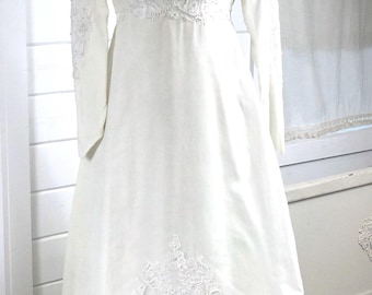 1960s Custom-Made Vintage Wedding Dress / 1960s White Vintage Wedding Dress with Alencon Lace and Pearls and Detachable Cathedral Train