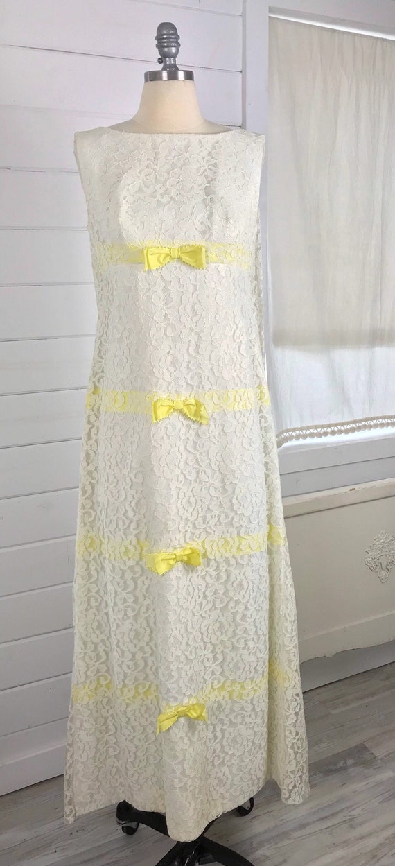 1960s Vintage Sleeveless White Lace Bridesmaid or… - image 2