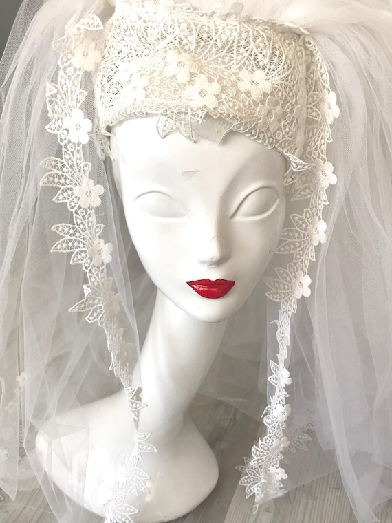 1960s Vintage Ivory Mantilla Bridal Veil / Vintage Bridal  display picture 1