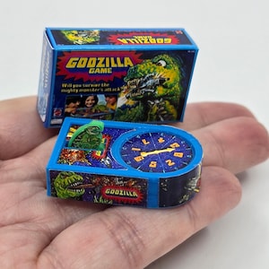 Jogo Godzilla em escala 1:12, impressão 3D personalizada, mini casa de bonecas em miniatura, escala 1/12, 1978, estilo retrô, monstro aparece!