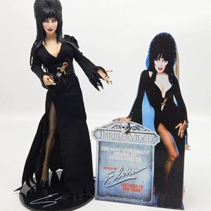 Standee de solo 7" de alto 1:12 Elvira Custom Miniature Mini Thriller VHS Promo Standee Réplica a escala 1/12 Promo