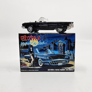 Johnny Lightning ELVIRA Macabre Mobile Benutzerdefinierte Fan Art Elvira Mistress of the Dark Miniature Box Scale passt JL Car W oder WO Car Sie wählen