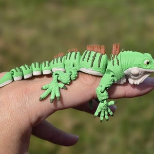 1:12 Scale Green Iguana Miniature Mini Figure 3D Print Articulated Printed 3-D 4 Inches Long Dollhouse Display Lizard (Delicate)