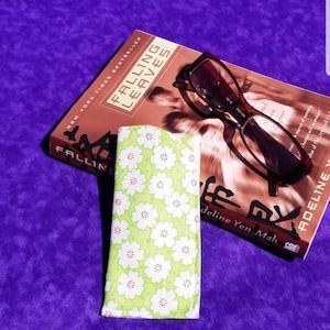Flowerly Reading Glasses Sleeve