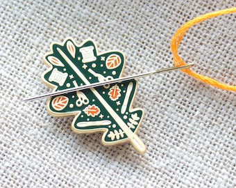 Caída de Needleminder de esmalte duro, Minder de aguja de hoja, Niñera de aguja, Regalo para puntada, Regalo para bordador, Hoja de otoño, Accesorio de bordado